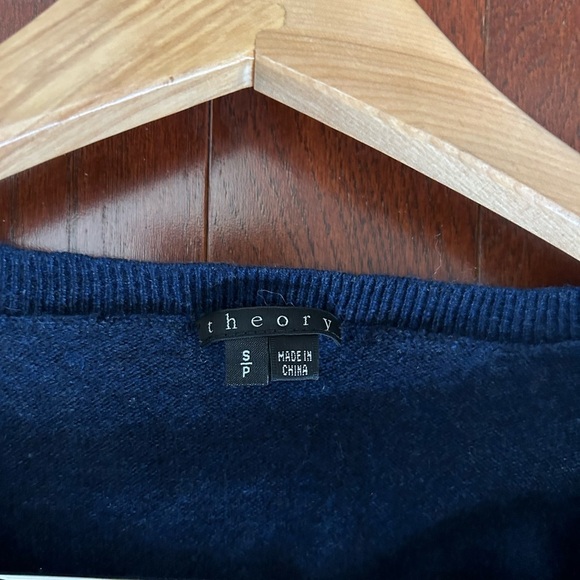 Theory 100% Cashmere Pullover Navy Long Sleeve with Crew Neck size S/P excellent - Picture 3 of 8